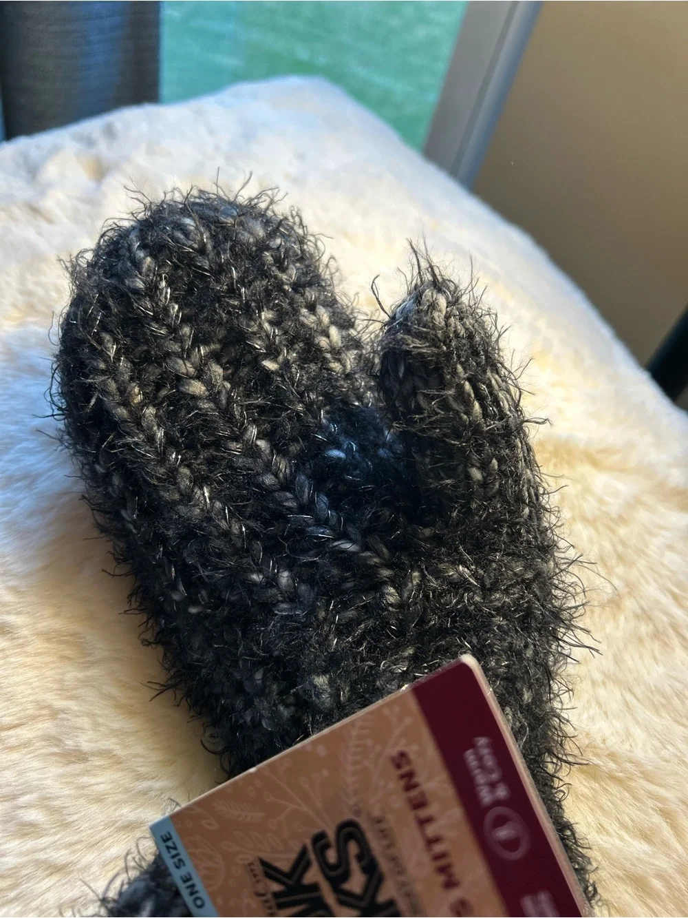 NWT!  Women’s Muk Luks fuzzy mittens.